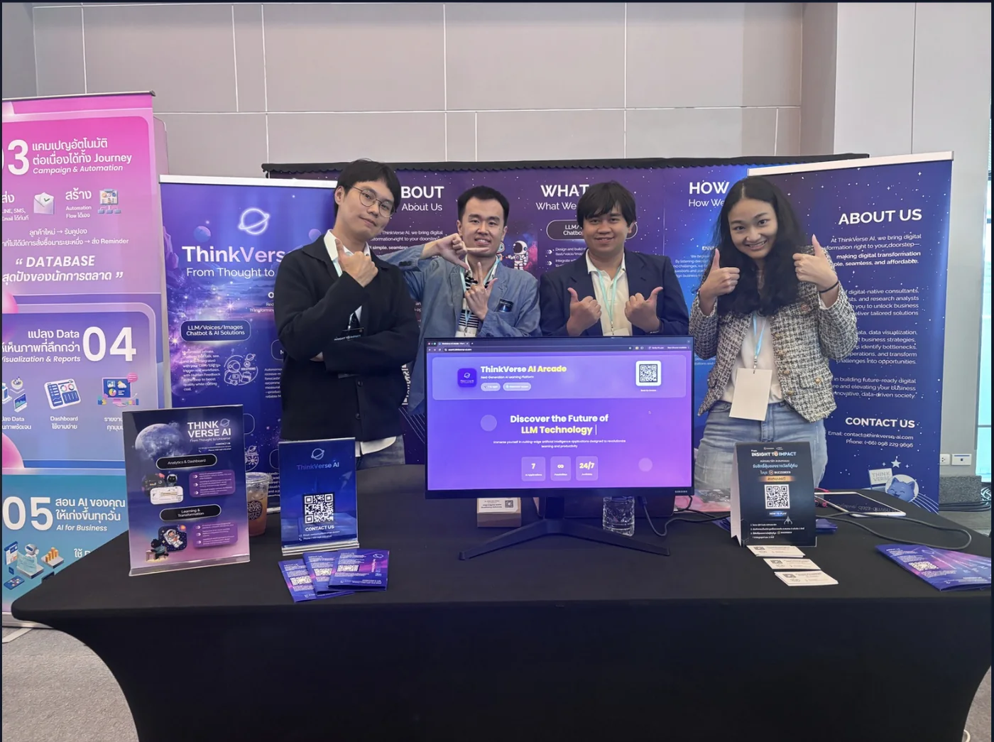 ทีม ThinkVerse AI ที่บูธนิทรรศการ